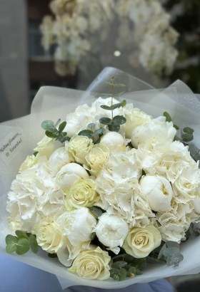 Hydrangea peony rose bouquet
