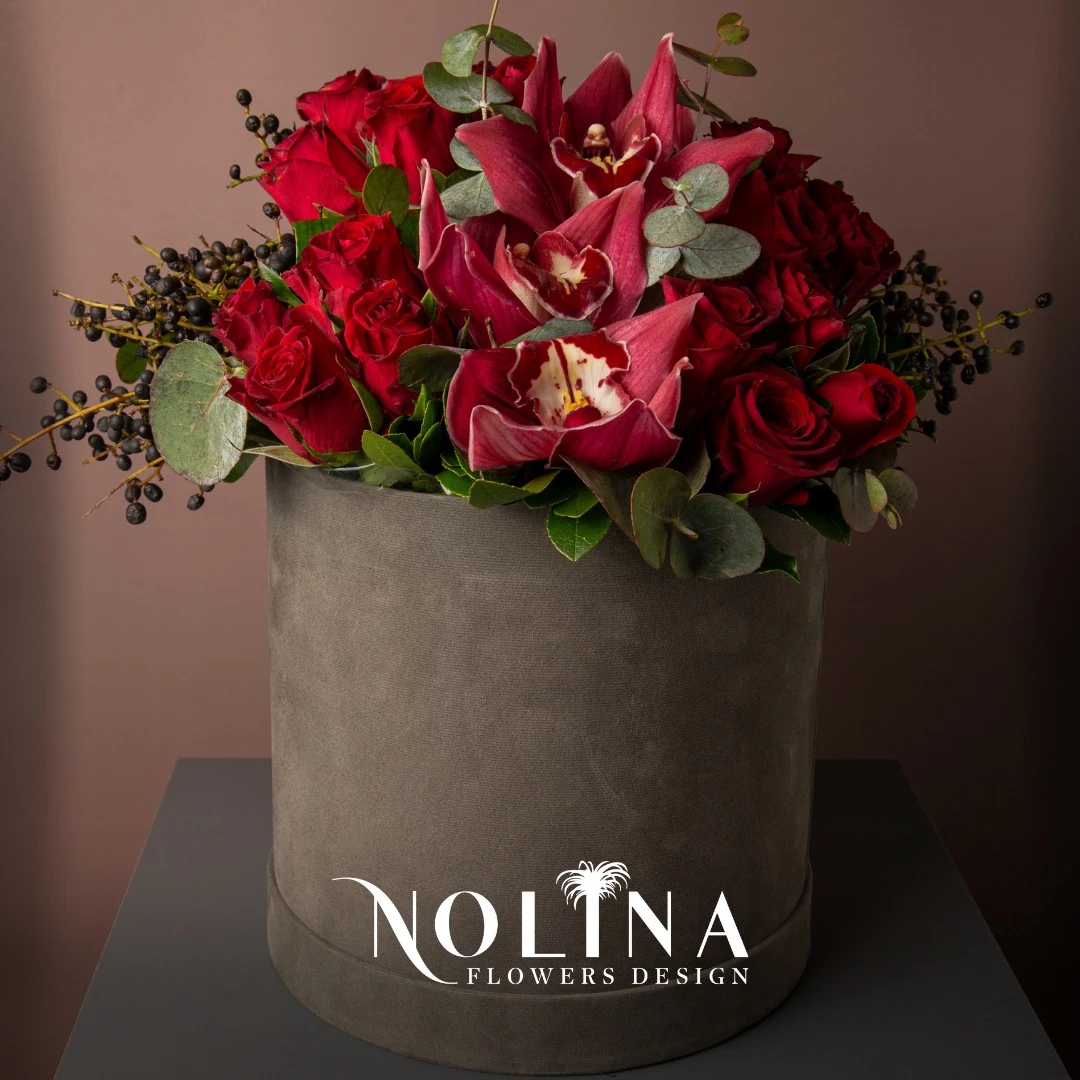 Gri Kutuda Gül ve Orkide