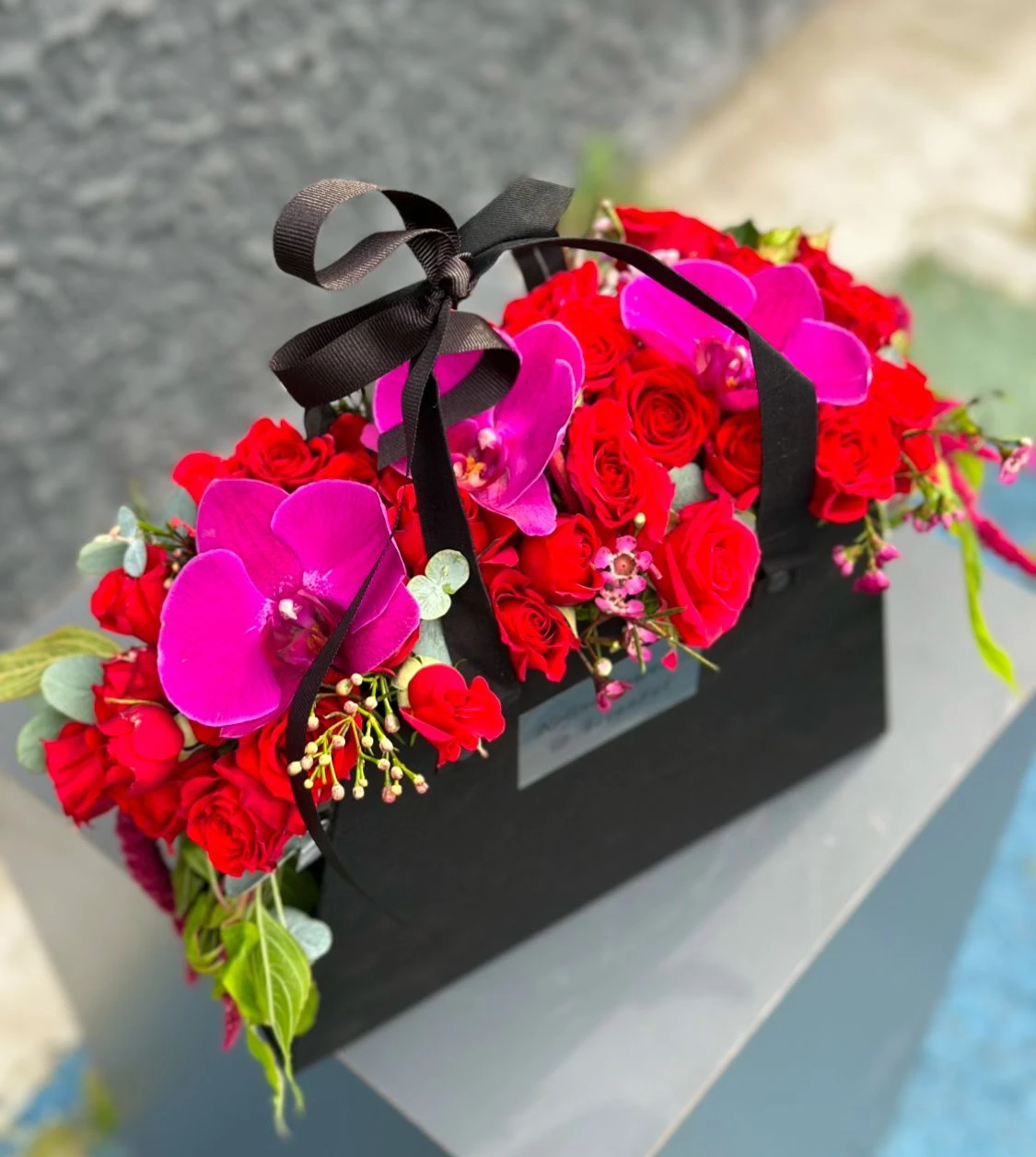 Karton Çanta Kutuda Çardakgüller ve Orkide