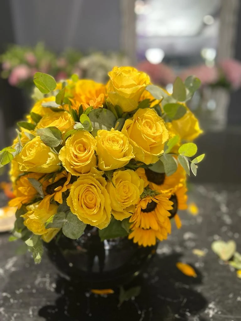 Siyah Vazoda Sarı Güller